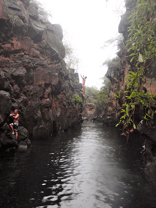Lara jumping off the cliff